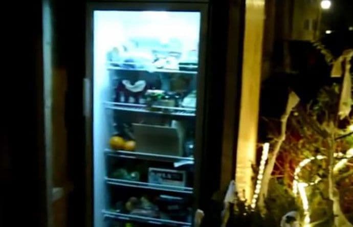 Ulični frižider uljepšava zimu beskućnicima u Briselu (VIDEO) Ulični frižider uljepšava zimu beskućnicima u Briselu (VIDEO)