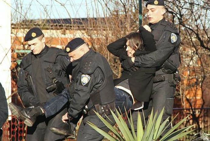 Varaždin: Pri deložaciji kuće bivšeg fudbalera policija iznijela Ivana Sinčića Varaždin: Pri deložaciji kuće bivšeg fudbalera policija iznijela Ivana Sinčića