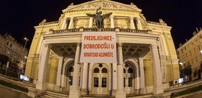 Nova provokativna parola Olivera Frljića na zgradi HNK u Rijeci Nova provokativna parola Olivera Frljića na zgradi HNK u Rijeci