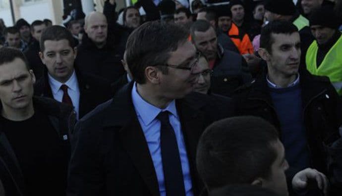 Napada Albanaca na Vučićevu kolonu (VIDEO) Napada Albanaca na Vučićevu kolonu (VIDEO)