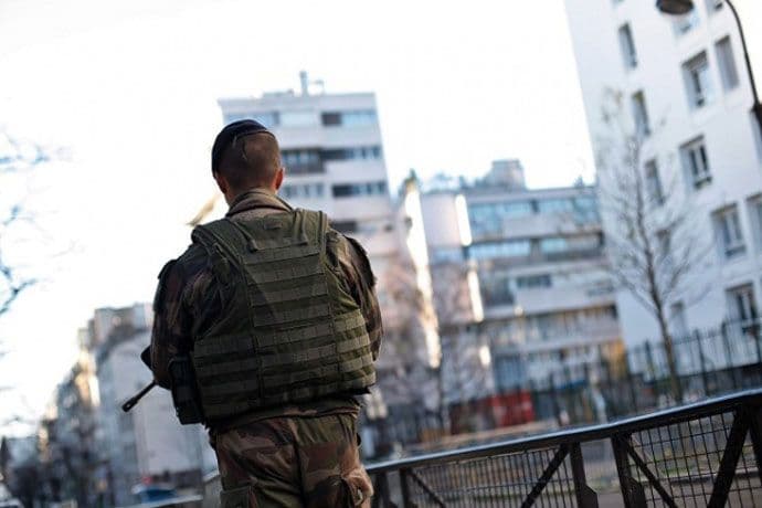 Pariz: Policajka ranjena ispred Olandove rezidencije Pariz: Policajka ranjena ispred Olandove rezidencije