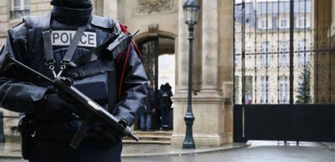 Povrijeđena policajka ispred Olandove rezidencije Povrijeđena policajka ispred Olandove rezidencije