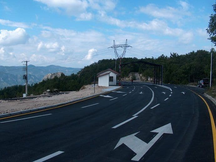 Zaustavljen saobraćaj na graničnim prelazima Vraćenovići i Ilino brdo Zaustavljen saobraćaj na graničnim prelazima Vraćenovići i Ilino brdo