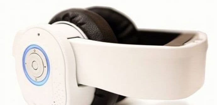 Slušalice sa ekranima za gledanje filmova (VIDEO) Slušalice sa ekranima za gledanje filmova (VIDEO)