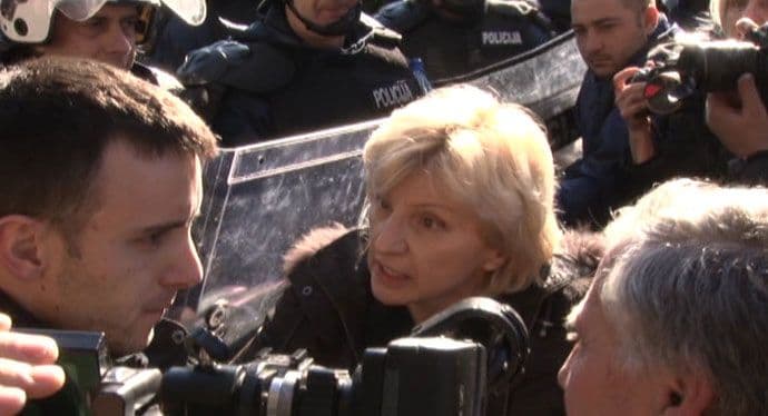 VIDEO: Profesorica Kuljak na čelu grupe koja se sukobila sa policijom  VIDEO: Profesorica Kuljak na čelu grupe koja se sukobila sa policijom
