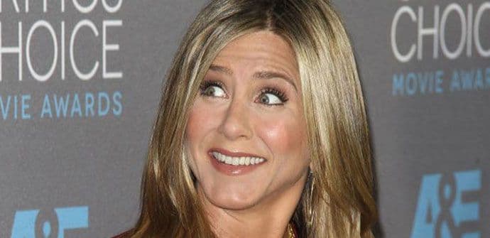 FOTO: Izazovni dekolte Dženifer Aniston  FOTO: Izazovni dekolte Dženifer Aniston