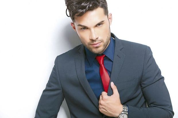 Crvena kravata za moćne muškarce Crvena kravata za moćne muškarce