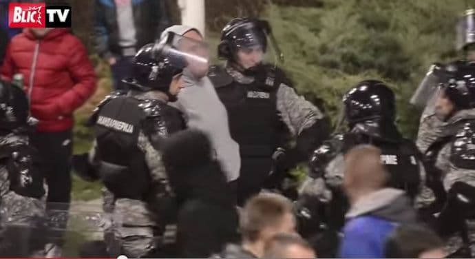 VIDEO: Policija privodila navijače Zvezde VIDEO: Policija privodila navijače Zvezde