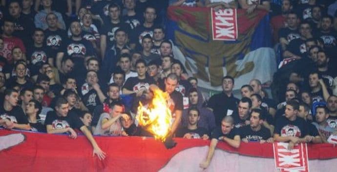 VIDEO: Navijači Zvezde zapalili dres Galatasaraja u Areni VIDEO: Navijači Zvezde zapalili dres Galatasaraja u Areni