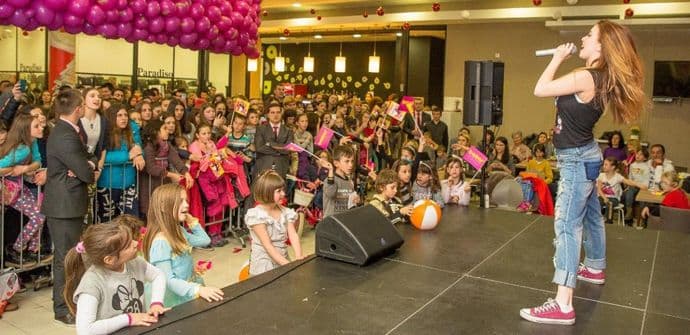 Drugi rođendan TC “Bazar”: Katarina Bogićević pjevala posjetiocima Drugi rođendan TC “Bazar”: Katarina Bogićević pjevala posjetiocima