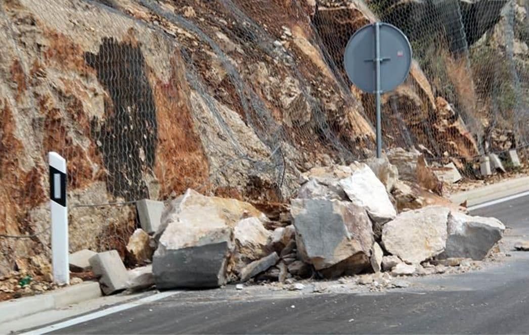 BUDVA: Saobraćaj u prekidu zbog odrona BUDVA: Saobraćaj u prekidu zbog odrona