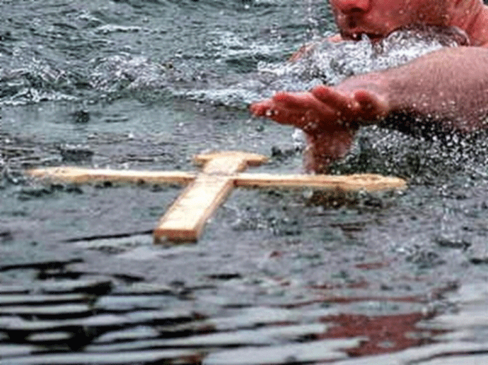 Makedonija: Zabranili ženama plivanje za krst Makedonija: Zabranili ženama plivanje za krst