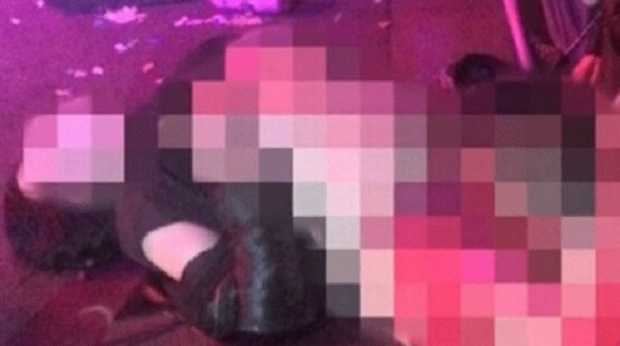 Imali seks na sceni tokom koncerta benda ''Dead Kennedys'' Imali seks na sceni tokom koncerta benda ''Dead Kennedys''