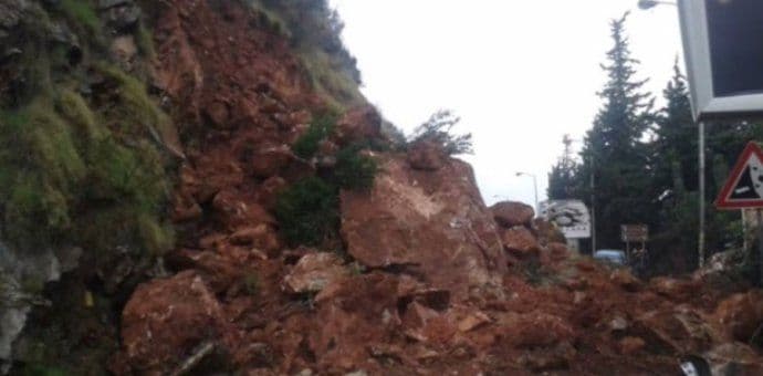 AMSCG: Saobraćaj u prekidu zbog odrona kod Zavale AMSCG: Saobraćaj u prekidu zbog odrona kod Zavale