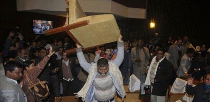 Opšta tuča u nepalskom parlamentu, letjele stolice i mikrofoni (VIDEO) Opšta tuča u nepalskom parlamentu, letjele stolice i mikrofoni (VIDEO)