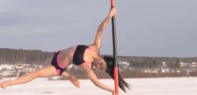 Plesačice oko šipke na minus 50 stepeni Plesačice oko šipke na minus 50 stepeni