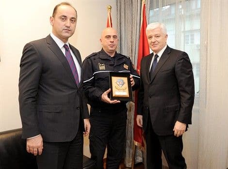 Priznanje policajcu za sprječavanje pljačke Priznanje policajcu za sprječavanje pljačke