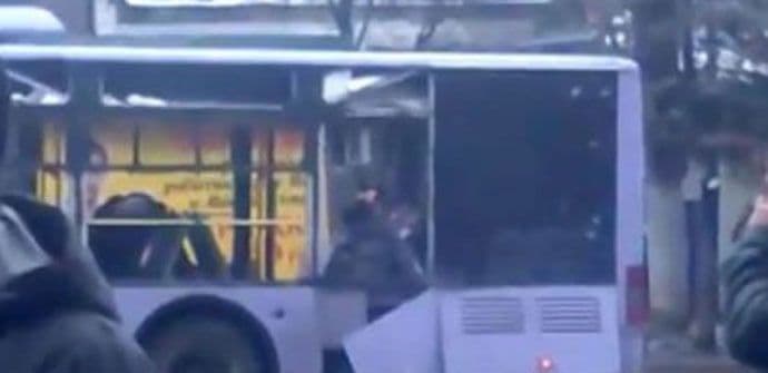 U Donjecku granata pogodila tramvajsku stanicu, poginulo 13 osoba  U Donjecku granata pogodila tramvajsku stanicu, poginulo 13 osoba