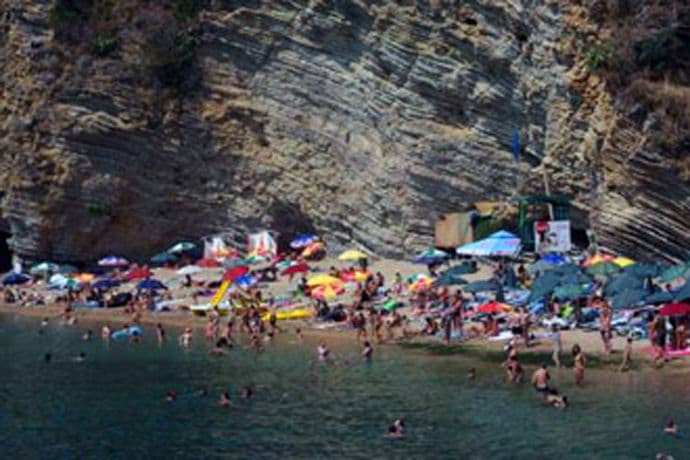 Uskoro zaštitna mreža iznad pješačke staze koja vodi ka plaži Mogren Uskoro zaštitna mreža iznad pješačke staze koja vodi ka plaži Mogren