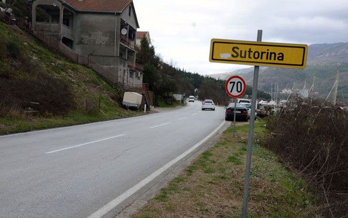 Sa mještanima Sutorine: Međaši između politike i života  Sa mještanima Sutorine: Međaši između politike i života