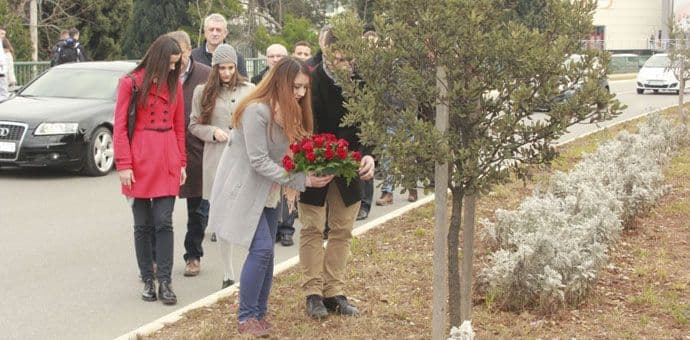 Položeno cvijeće za Srđana Aleksića Položeno cvijeće za Srđana Aleksića