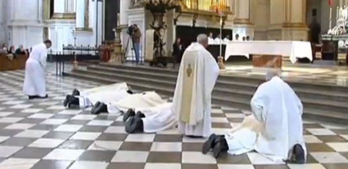 Španski sveštenici pred sudom zbog višegodišnjeg zlostavljanja maloljetnika Španski sveštenici pred sudom zbog višegodišnjeg zlostavljanja maloljetnika