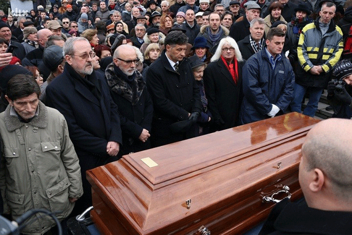 Uz pjesmu "Sarajevo, ljubavi moja" sahranjen Kemal Monteno (VIDEO) Uz pjesmu "Sarajevo, ljubavi moja" sahranjen Kemal Monteno (VIDEO)