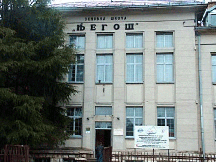 Cetinje: Suzavcem na đake OŠ "Njegoš" Cetinje: Suzavcem na đake OŠ "Njegoš"