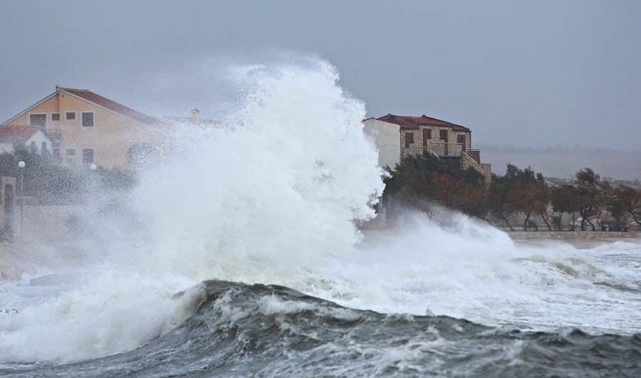 Crveni alarm: Dalmacija na udaru snažne oluje Crveni alarm: Dalmacija na udaru snažne oluje
