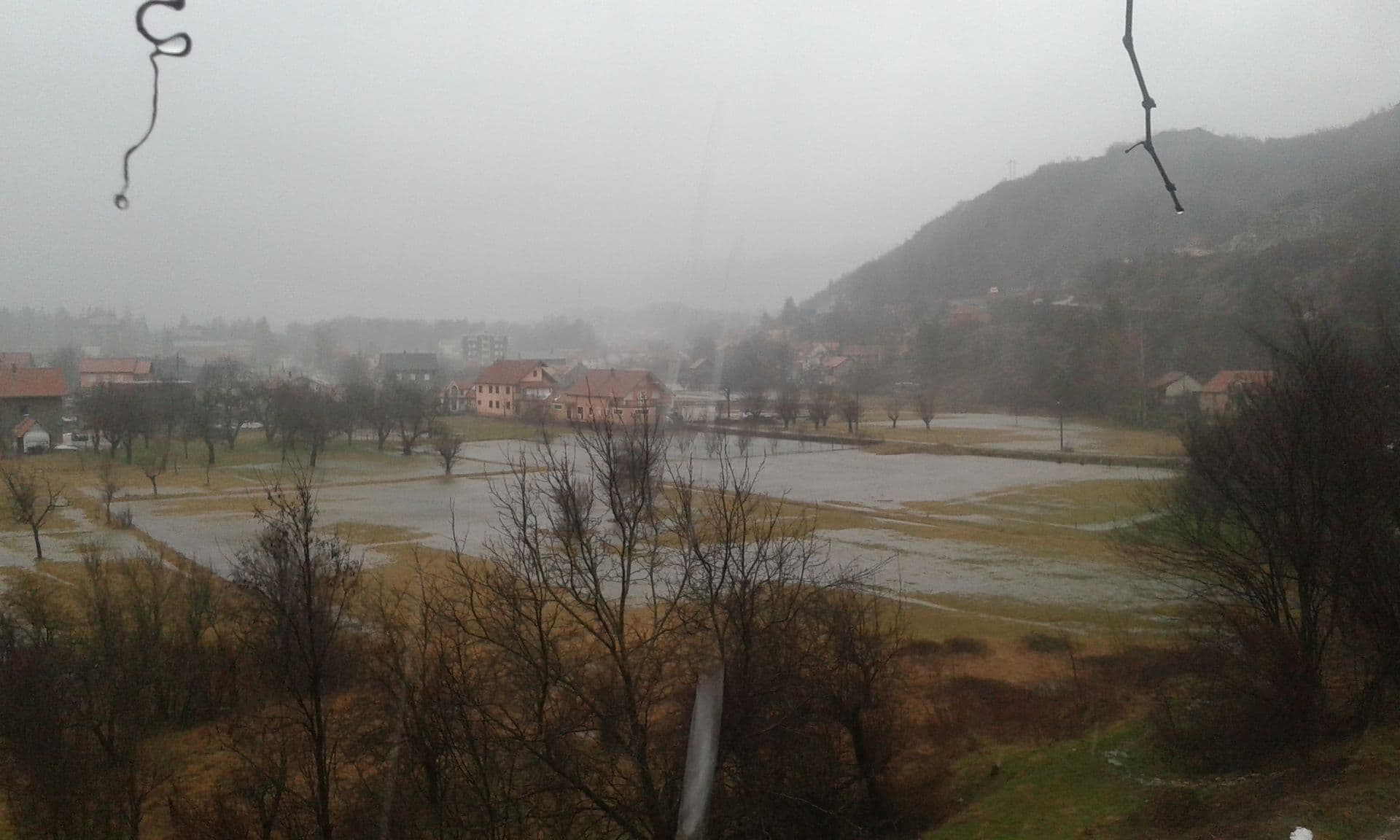 Cetinje: Zbog opasnosti od prodiranja vode u kuću evakuisana jedna porodica Cetinje: Zbog opasnosti od prodiranja vode u kuću evakuisana jedna porodica