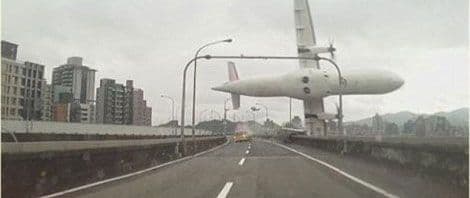 STRAVIČAN SNIMAK Putnički avion udara u most i ruši se u rijeku, najmanje 12 mrtvih  STRAVIČAN SNIMAK Putnički avion udara u most i ruši se u rijeku, najmanje 12 mrtvih