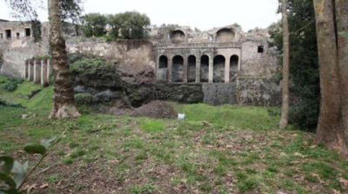 Zbog jake kiše srušio se zid u Pompeji Zbog jake kiše srušio se zid u Pompeji