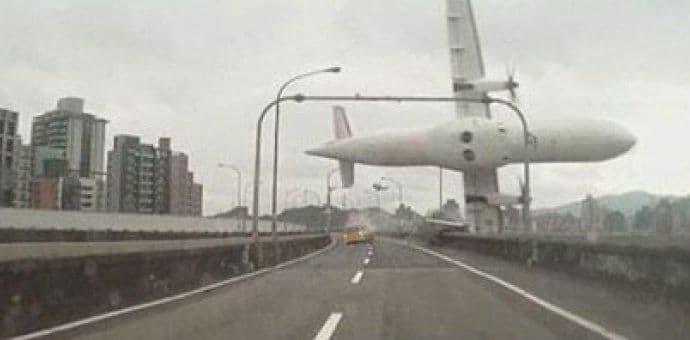 Prilikom pada aviona poginulo 26 ljudi, potraga za 17 nestalih se nastavlja Prilikom pada aviona poginulo 26 ljudi, potraga za 17 nestalih se nastavlja