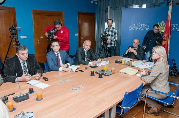 Odgodili izjašnjavanje o specijalnom tužiocu Odgodili izjašnjavanje o specijalnom tužiocu