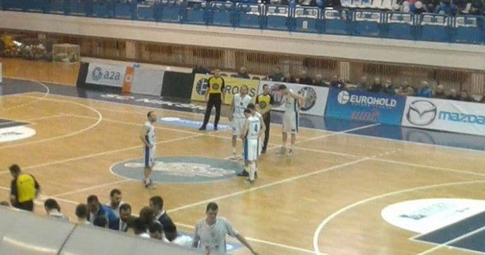 Nikšićani petardom na klupu gostiju prekinuli meč! Nikšićani petardom na klupu gostiju prekinuli meč!