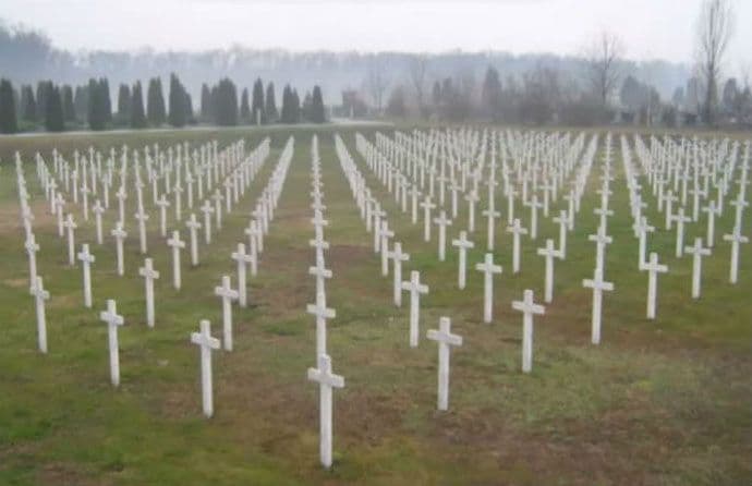 Šestoro okrivljenih za masakr na Ovčari pušteno iz zatvora Šestoro okrivljenih za masakr na Ovčari pušteno iz zatvora