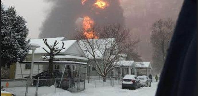 U Zapadnoj Virdžiniji voz sa sirovom naftom izletio iz šina, naložena evakuacija U Zapadnoj Virdžiniji voz sa sirovom naftom izletio iz šina, naložena evakuacija