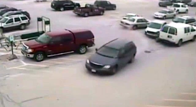 Penzioner napravio "karambol" na parkingu (VIDEO) Penzioner napravio "karambol" na parkingu (VIDEO)