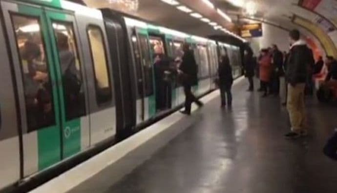VIDEO: Čelsijevi navijači izbacili crnca iz pariskog metroa VIDEO: Čelsijevi navijači izbacili crnca iz pariskog metroa
