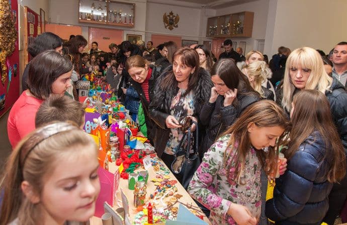 Održana prodajna izložba u OŠ ”Vuk Karadžić”      Održana prodajna izložba u OŠ ”Vuk Karadžić”