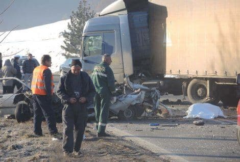 Dva mladića stradala kod Čajetine, auto u potpunosti smrskan Dva mladića stradala kod Čajetine, auto u potpunosti smrskan