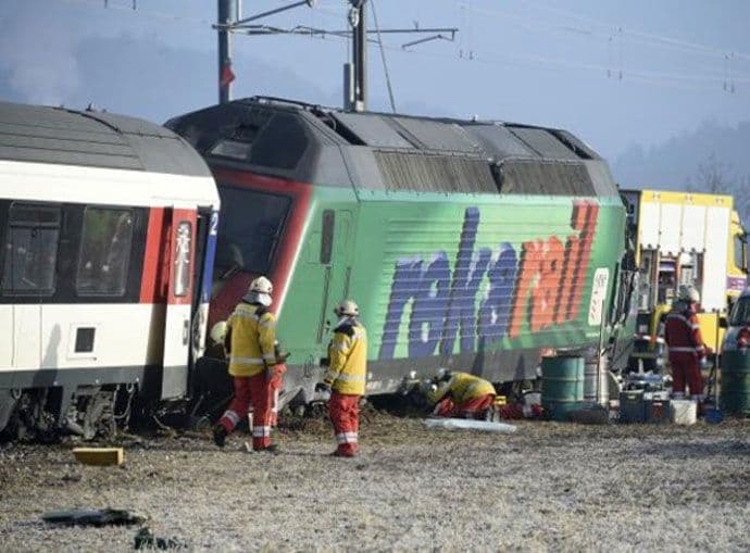 Sudar vozova u Švajcarskoj, povrijeđeno 49 ljudi Sudar vozova u Švajcarskoj, povrijeđeno 49 ljudi
