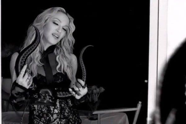 Madona predstavila novi video "Living for Love" Madona predstavila novi video "Living for Love"