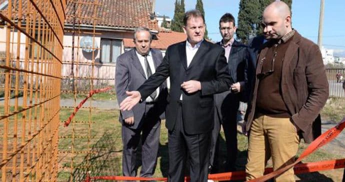 Saniran problem sakupljanja kanalizacije ispred kapije OŠ "Oktoih" Saniran problem sakupljanja kanalizacije ispred kapije OŠ "Oktoih"