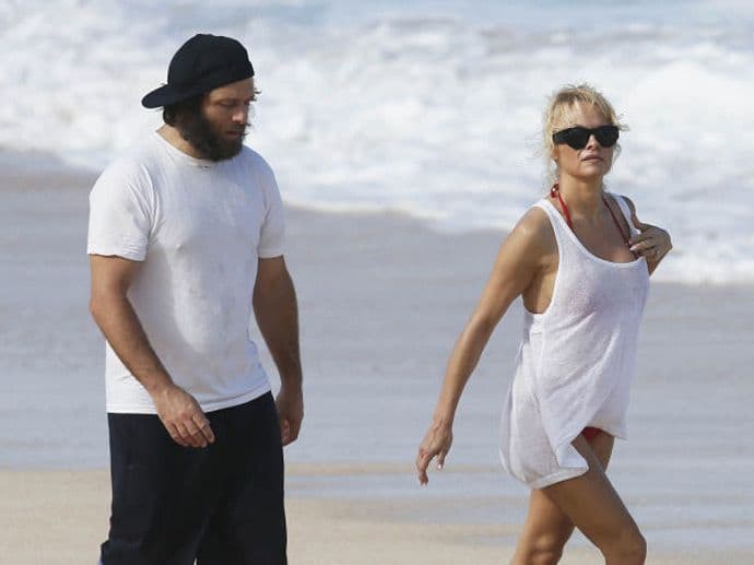 Pamela Anderson izbacila suprugovu ćerku i psa na ulicu Pamela Anderson izbacila suprugovu ćerku i psa na ulicu