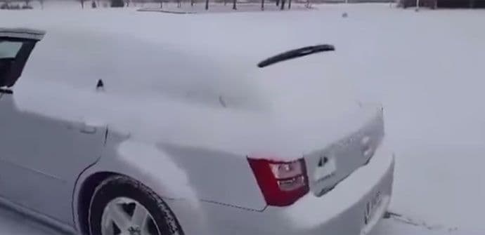 Kako Rusi čiste snijeg s automobila (VIDEO) Kako Rusi čiste snijeg s automobila (VIDEO)
