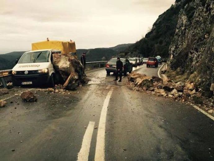 Odron na Brajićima: Oštećeno vozilo Crnagoraputa, povrijeđen vozač Odron na Brajićima: Oštećeno vozilo Crnagoraputa, povrijeđen vozač