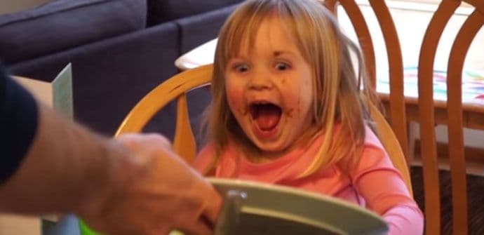 VIDEO: Oduševiće vas kako ovaj tata pravi palačinke VIDEO: Oduševiće vas kako ovaj tata pravi palačinke