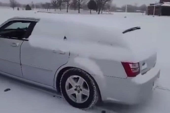 VIDEO: Ovako Rusi čiste snijeg sa automobila VIDEO: Ovako Rusi čiste snijeg sa automobila
