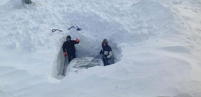 Snijeg do krova (FOTO) Snijeg do krova (FOTO)